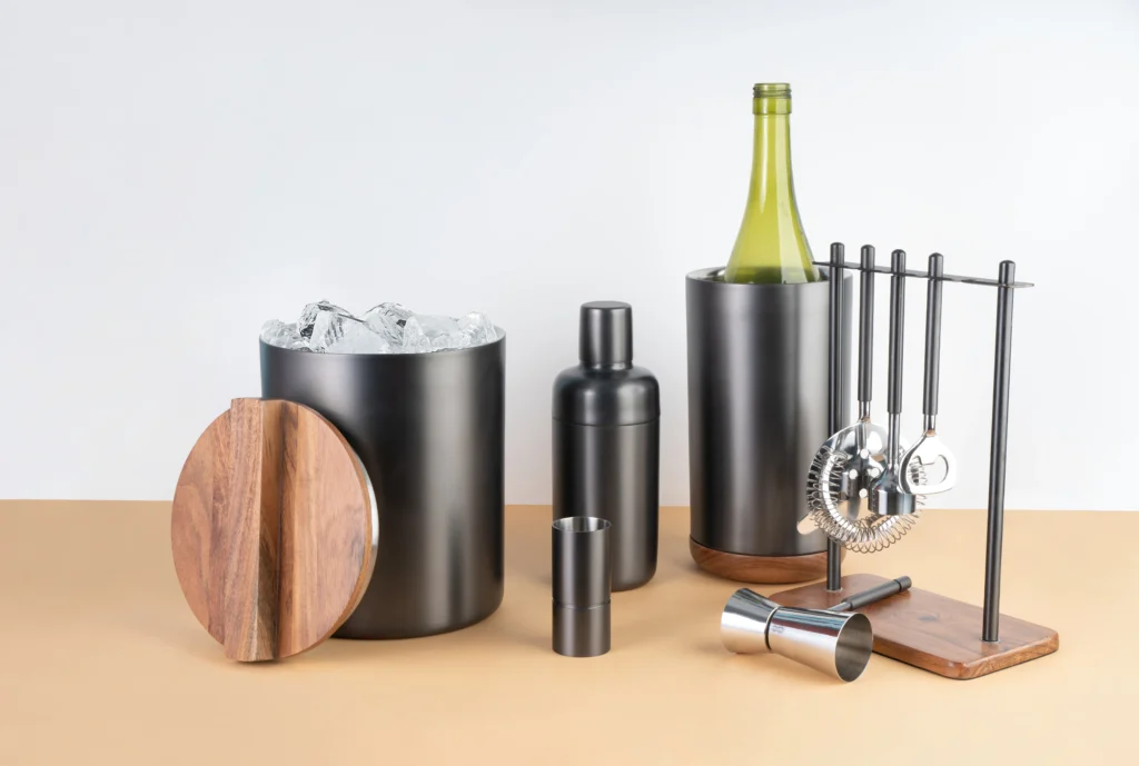 This is an image by The empty space that deals in premium home décor items available online. This is an image of the premium kitchenware available at the ecommerce store for the complete barware set without tray.