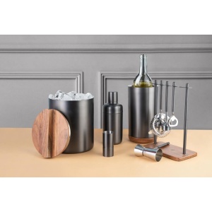 This is an image by The empty space that deals in premium home décor items available online. This is an image of the premium kitchenware available at the ecommerce store for the complete barware set without tray.